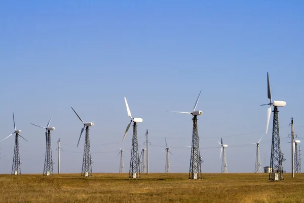 Turbines éoliennes dans un champ vert — Photo
