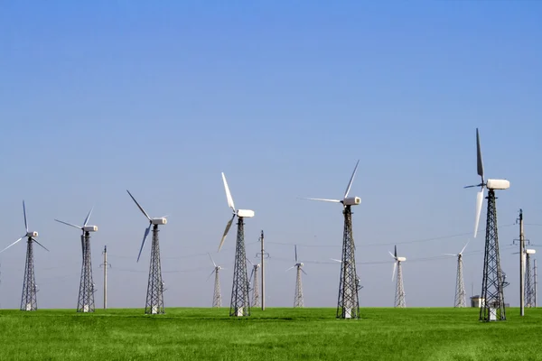 Turbinas de parques eólicos em campo verde — Fotografia de Stock