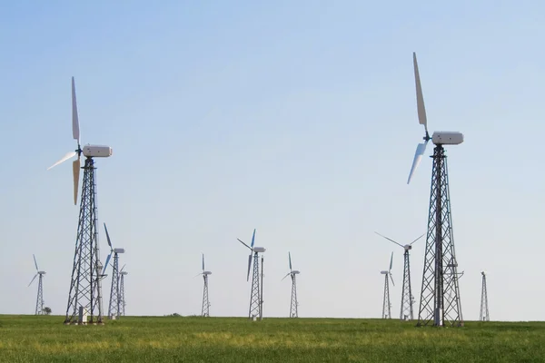 Turbinas de parques eólicos em campo verde — Fotografia de Stock