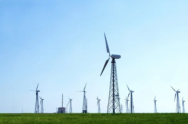 Boerderij windturbines in groene veld — Stockfoto