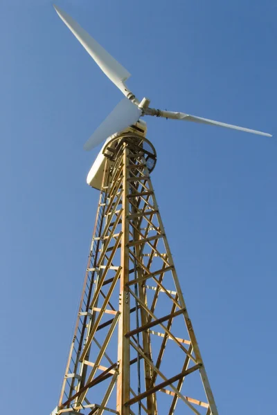 Windturbine tegen blauwe lucht — Stockfoto