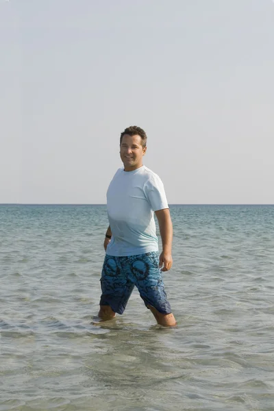 Uomo abbronzato che salta fuori dal mare — Foto Stock