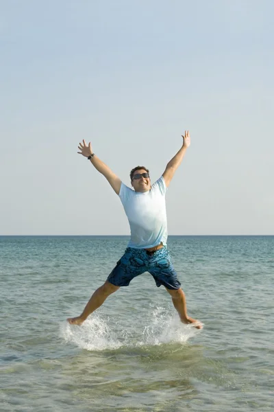 Muž skočil z vody — Stock fotografie