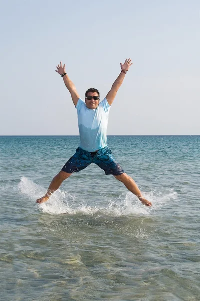 Hombre saltando desde el agua —  Fotos de Stock