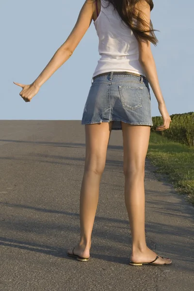 Autostopem dziewczyna na ulicy — Zdjęcie stockowe