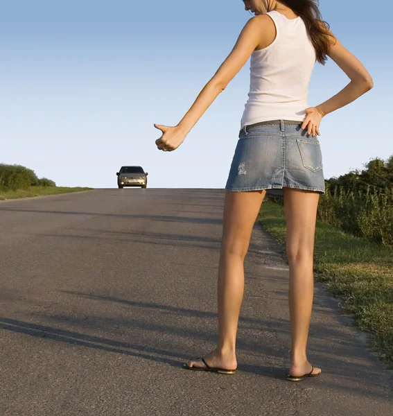 Hitchhiking menina na rua — Fotografia de Stock