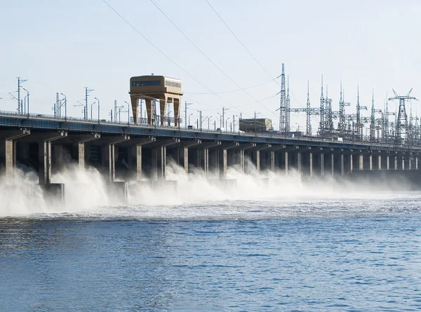 Reset of water at hidroelectric power station on the river — Stock Photo, Image