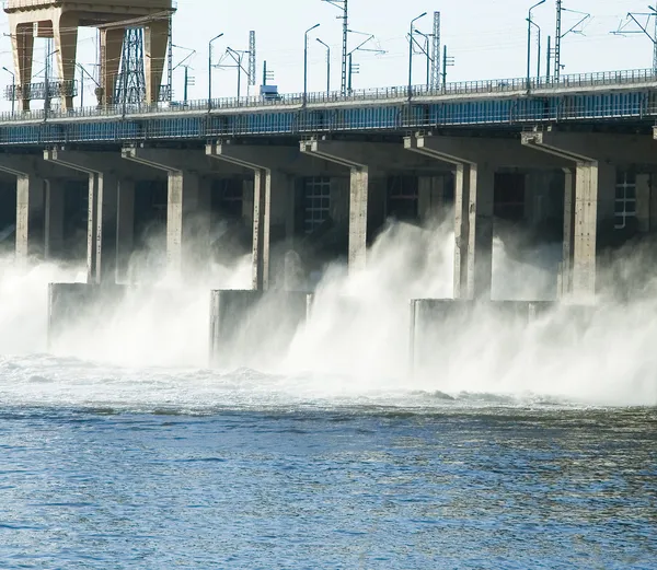 Reset van water hidroelectric elektriciteitscentrale op de rivier — Stockfoto