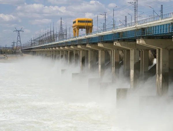 Перезагрузка воды на гидроэлектростанции на реке — стоковое фото
