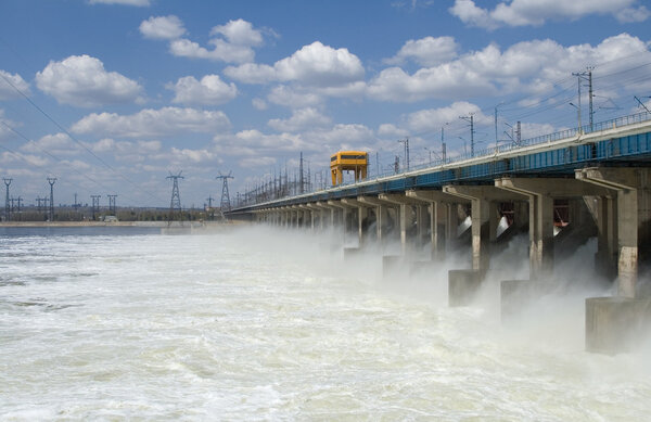 Перезагрузка воды на гидроэлектростанции
