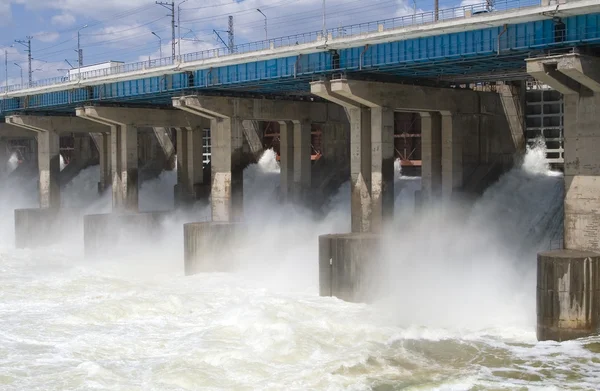 Hydroelectric power station on the river — Stock Photo, Image