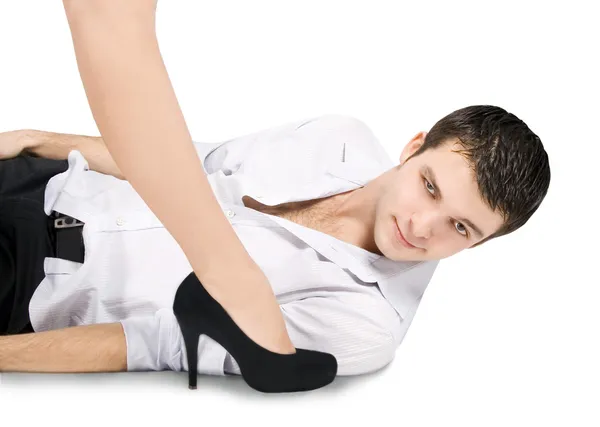 Мужчина держит женскую ногу на высоких каблуках — стоковое фото