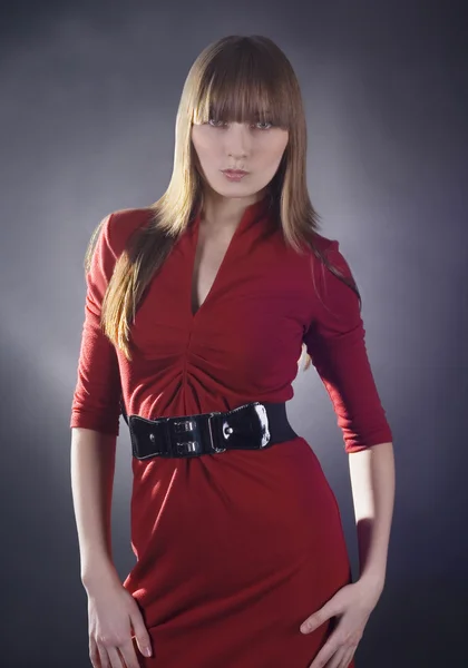 Prachtige vrouw in rode jurk — Stockfoto