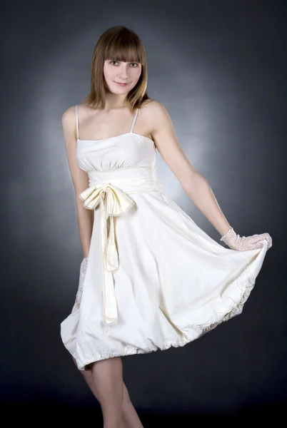 Prachtige vrouw in witte jurk — Stockfoto