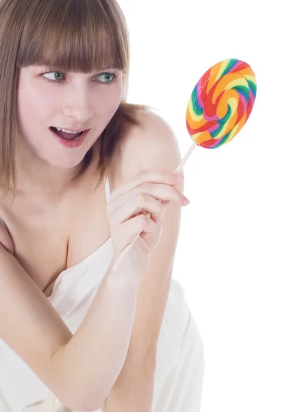 Яркая фотография голодной блондинки с цветным леденцом — стоковое фото