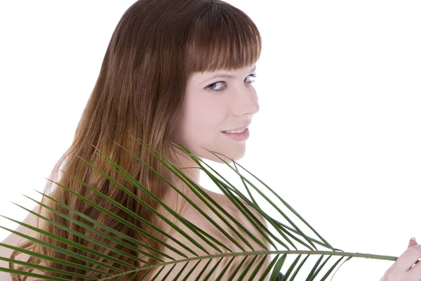 Bonito rostro de mujer escondida detrás de la gran hoja de palma verde —  Fotos de Stock