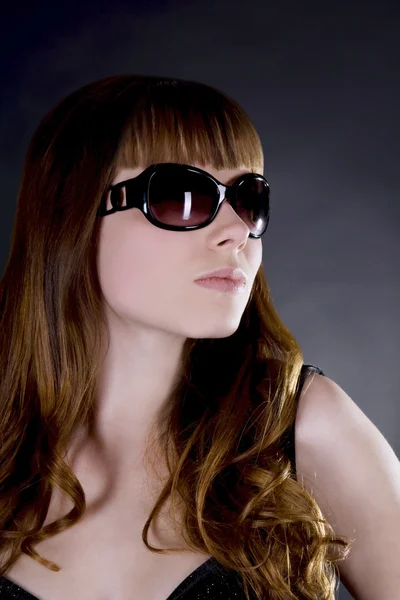 Giovane bella donna che indossa occhiali da sole — Foto Stock
