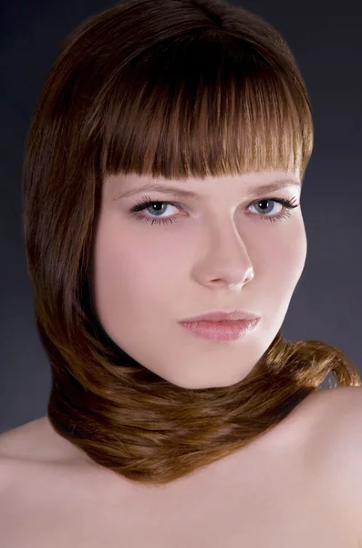 Skönhet ung vacker flicka med rakt hår över mörkret — Stockfoto