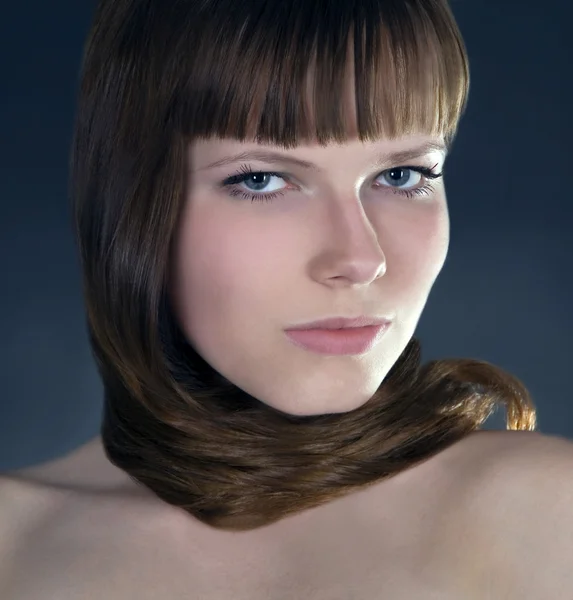 Flicka med rakt hår över mörkret — Stockfoto