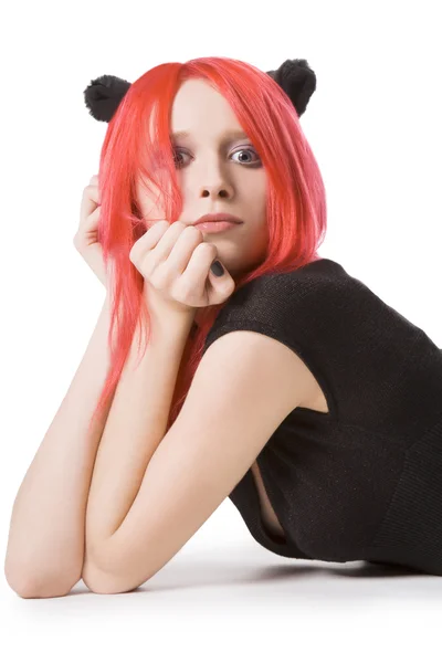 Mulher de cabelo vermelho posando em estúdio — Fotografia de Stock