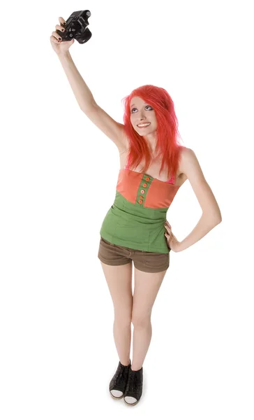 Czerwone włosy młoda dziewczyna z aparat fotograficzny — Zdjęcie stockowe