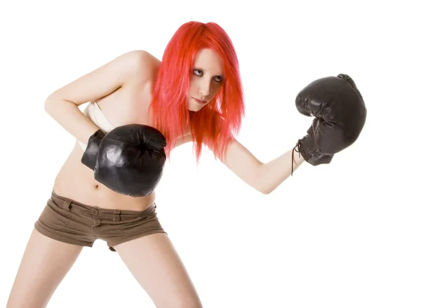 红头发的女孩踢拳击手 — 图库照片