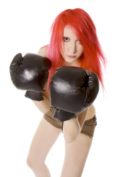 红头发的女孩踢拳击手 — 图库照片