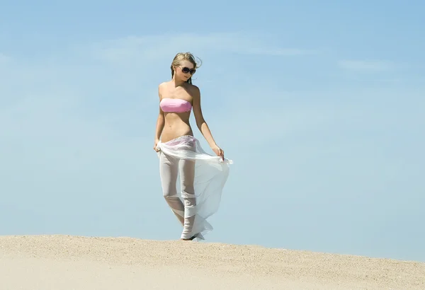 Kobieta pozująca na plaży — Zdjęcie stockowe
