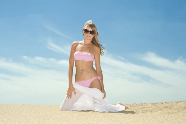 Donna in posa sulla spiaggia con sciarpa di seta bianca — Foto Stock