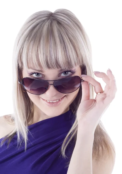 Ung, vacker kvinna som bär sunglas — Stockfoto