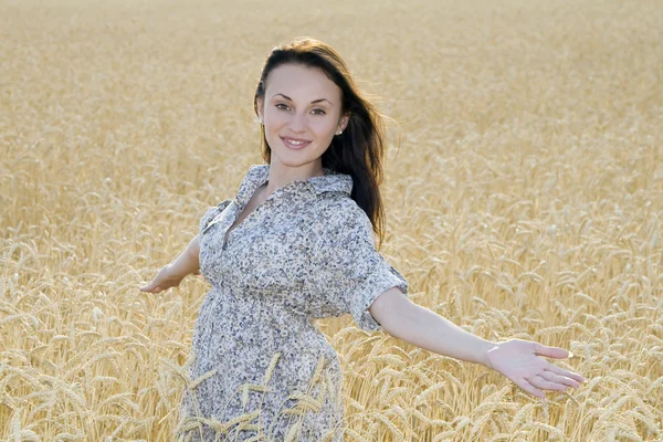 Mladá žena v oblasti pšenice golden — Stock fotografie