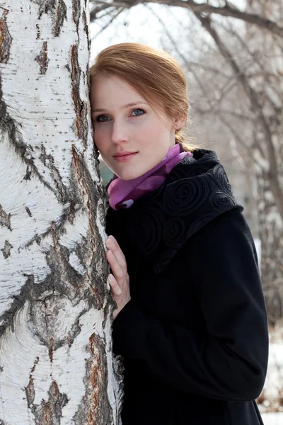 Portret van de jonge Kaukasische mooie vrouw — Stockfoto