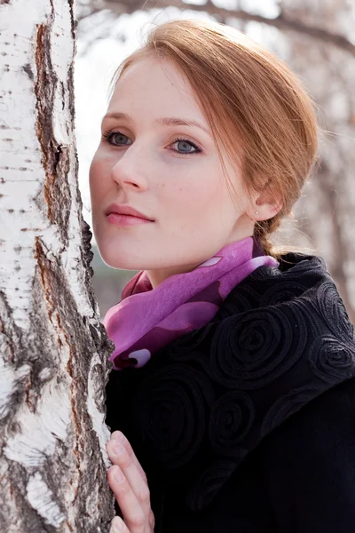 Portret van de jonge Kaukasische mooie vrouw — Stockfoto