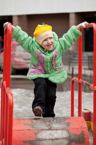 Un bambino che gioca al parco giochi — Foto Stock