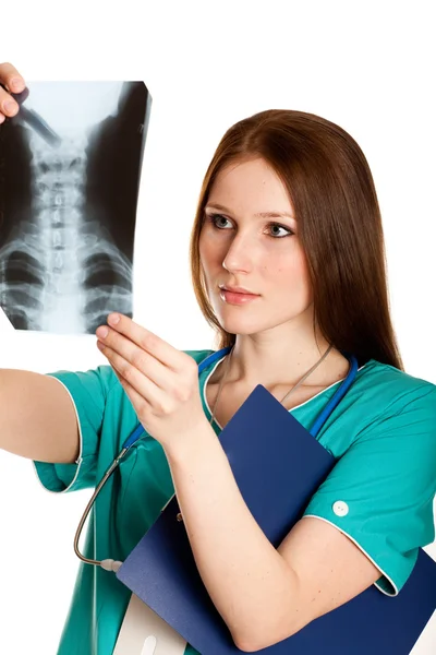 여성 의사가 엑스레이 사진을 보면서 — 스톡 사진