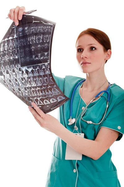 Vrouwelijke arts kijken xray foto — Stockfoto
