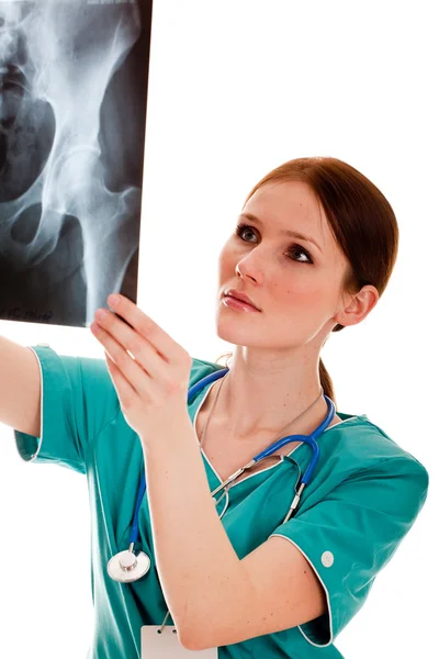 Женщина-врач смотрит на рентгеновские снимки — стоковое фото