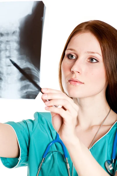 Médica feminina olhando para imagem de raio-x — Fotografia de Stock