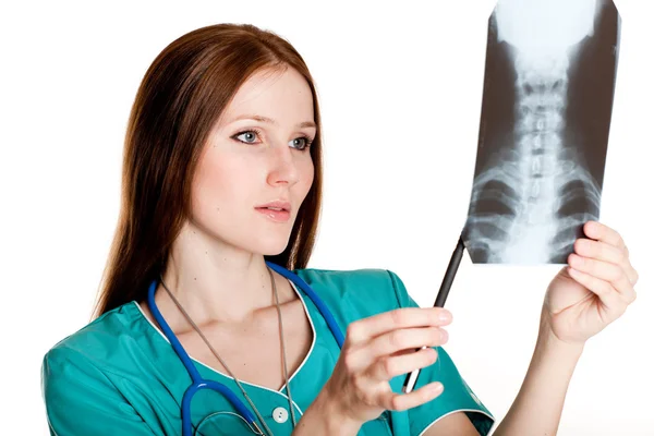 Доктор смотрит на рентгеновское изображение — стоковое фото