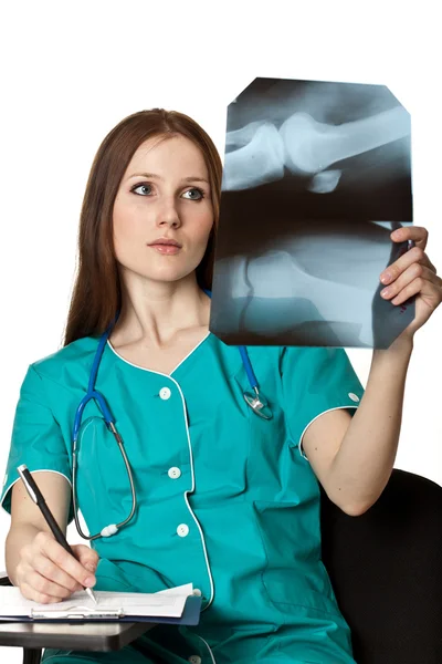 Jonge vrouwelijke arts schrijven een diagnose — Stockfoto