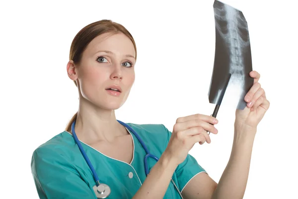 여성 의사가 엑스레이 사진을 보면서 — 스톡 사진
