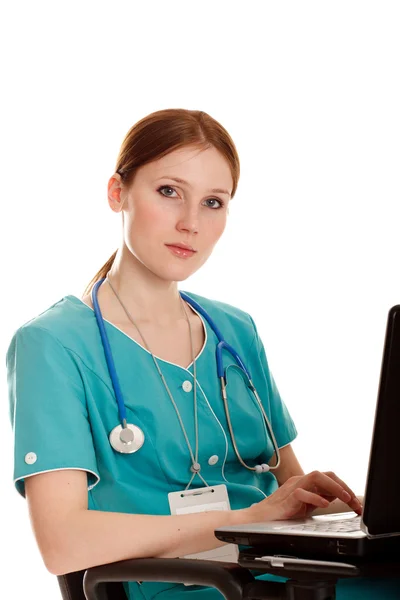Dizüstü bilgisayar ile genç tıp hemşiresi — Stok fotoğraf