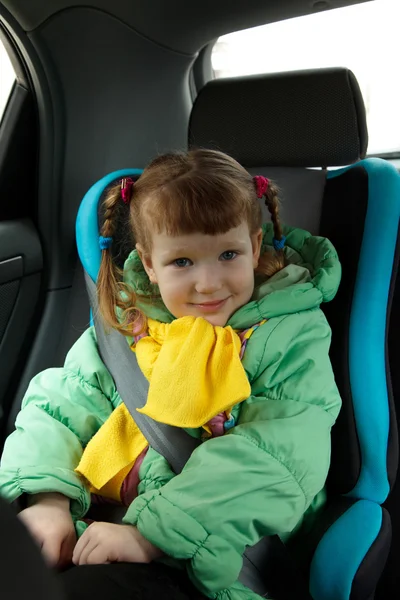 可爱的小女孩在车里 — 图库照片