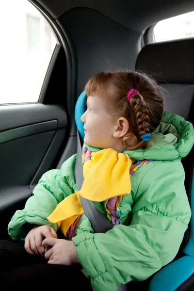Sevimli küçük kız arabada — Stok fotoğraf
