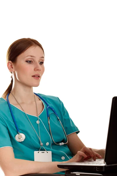 Unga medicinska sjuksköterska med laptop — Stockfoto