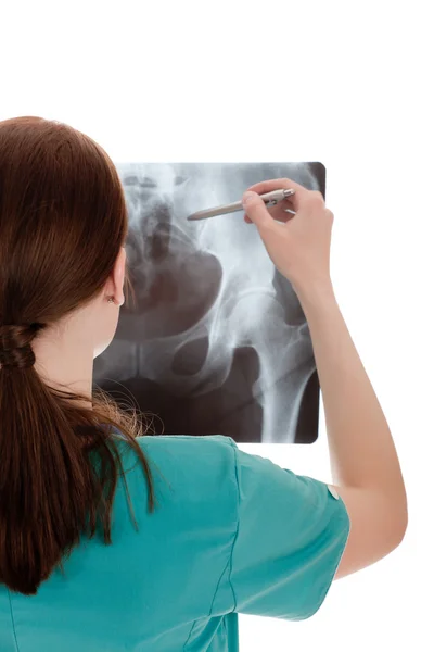 Ärztin beim Blick auf das Röntgenbild — Stockfoto