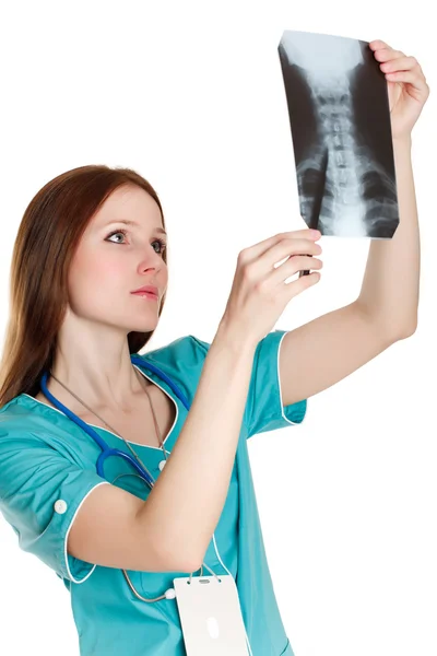 Жінка-лікар дивиться на рентгенівське зображення — стокове фото