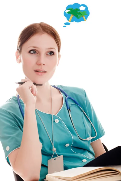 O retrato de médico feminino pensativo no uniforme verde — Fotografia de Stock