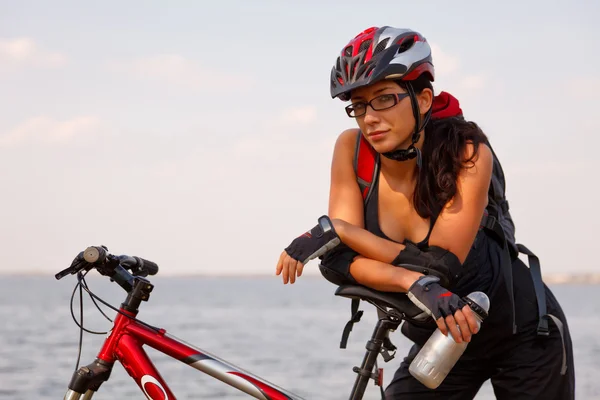 예쁜 여자와 자전거 — 스톡 사진