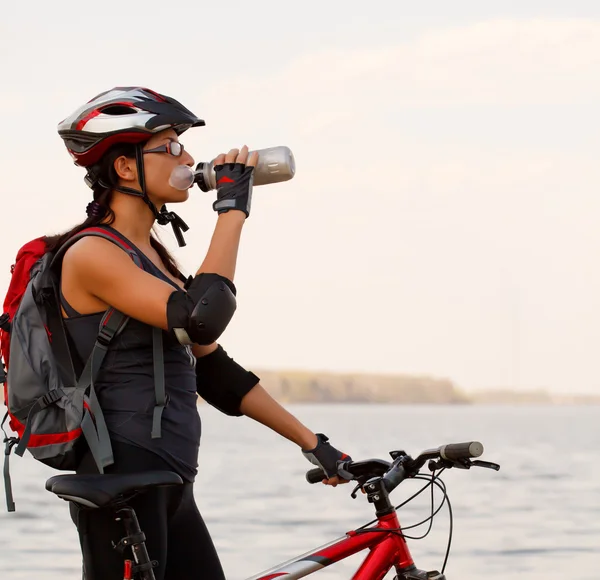 Jonge vrouw met een fiets — Stockfoto